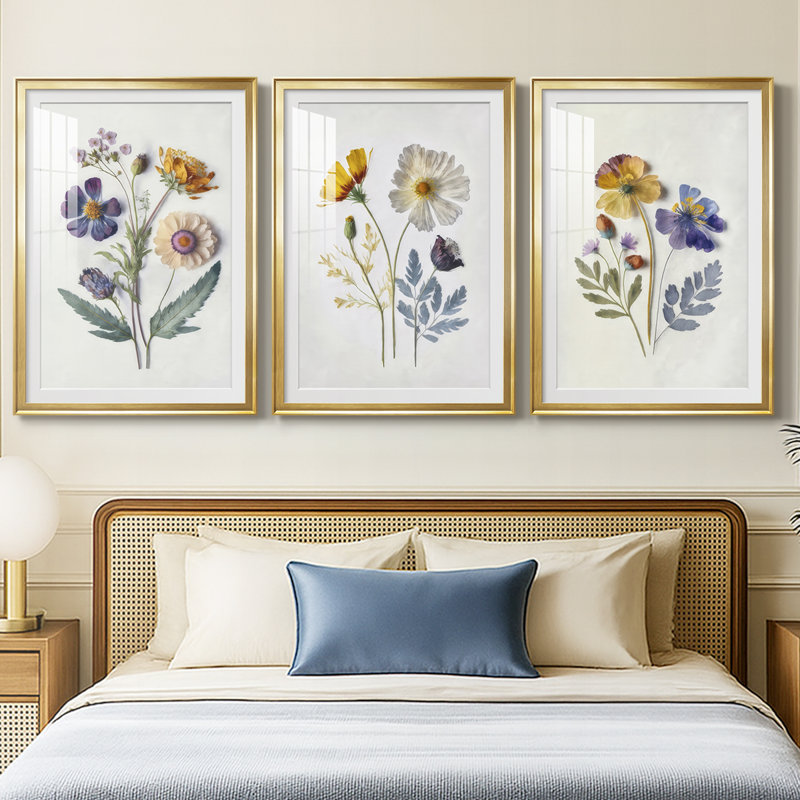 Pressed Flower Memories I - Impression personnalisée de qualité supérieure avec cadre mat - 3 pièces, H 15 po x l 19 po, Doré