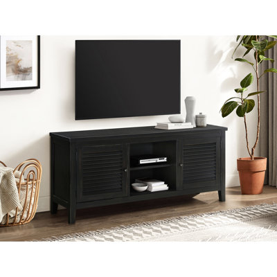 Meuble télé en bois de style côtier de 60 pouces avec finition vieillie, deux portes persiennes pour un rangement dissimulé et des étagères ouvertes pour la gestion des câbles, convient aux téléviseurs de 69 pouces dans un espace de vie principal.