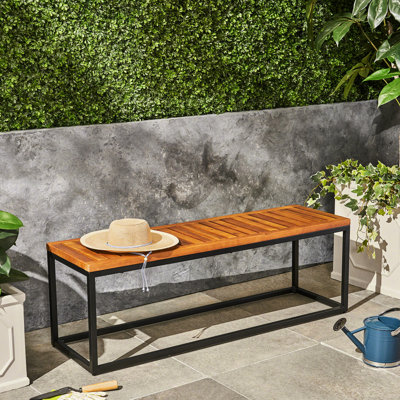 Repose-pieds de patio élégant en bois et fer, lattes et tranquillité, finition de coin de jardin élégante pour des moments paisibles