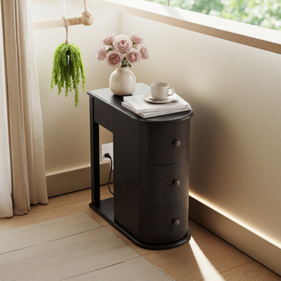 Table de bout moderne avec tiroir porte-gobelet caché, station de charge et table d'appoint coulissante, table de chevet en bois avec 2 tiroirs de rangement, table de bout peu encombrante pour la chambre à coucher et le salon