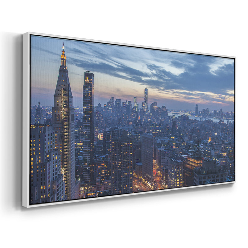 Twilight City - Toile tendue avec châssis, prête à accrocher, H 17 po x l 33 po, Blanc