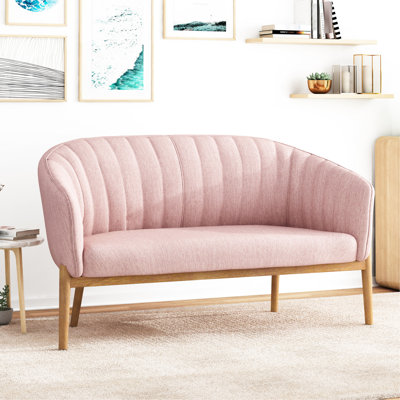 Revêtement en tissu rose poudré à coutures en canaux, design moderne du milieu du siècle, pieds bruns, siège en tissu, support pour les pieds