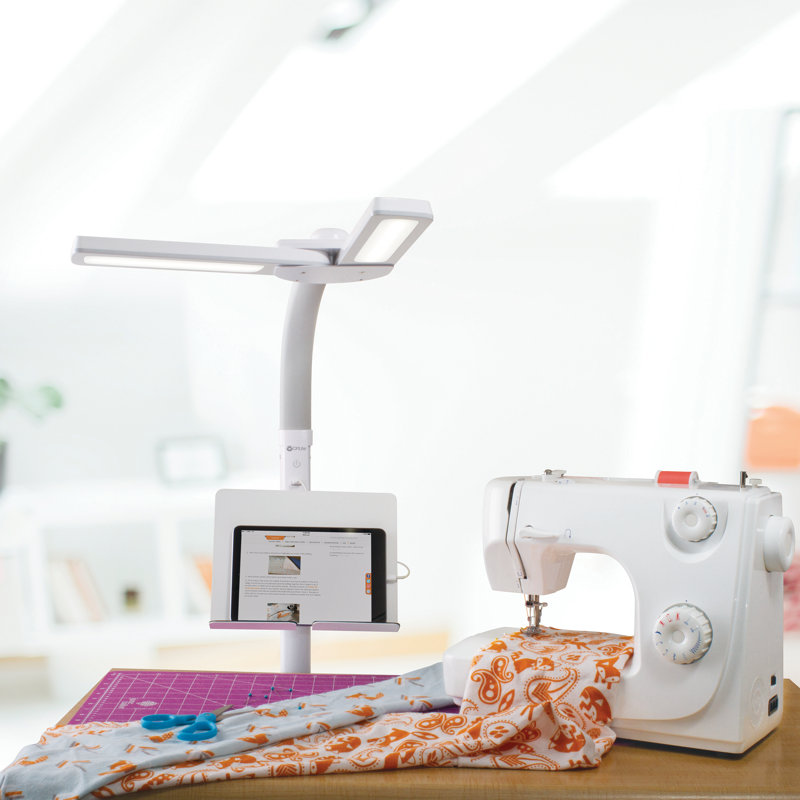 Lampe sur pied à DEL à double abat-jour avec support USB et cou flexible OttLite - 4 réglages, Blanc