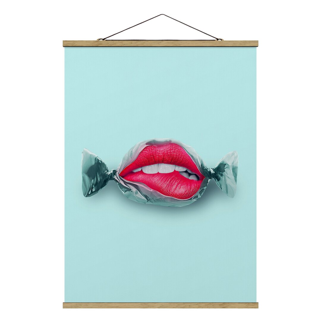 Stoffbild Mit Posterleisten - Jonas Loose - Bonbon Mit Lippen - Hochformat 4:3