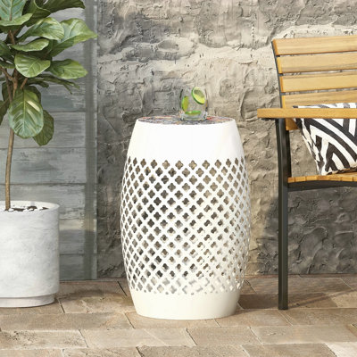 Petite table d'appoint de jardin avec balcon et peu d'espace