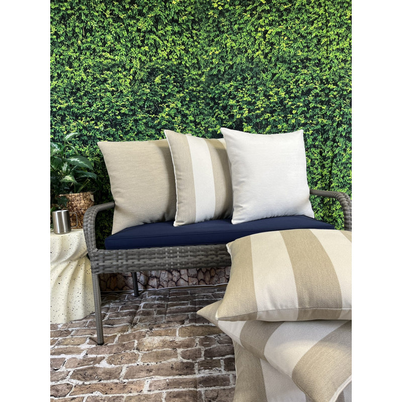 Coussin intérieur / extérieur Destinnie, 20 po x 20 po, Rayé brun clair