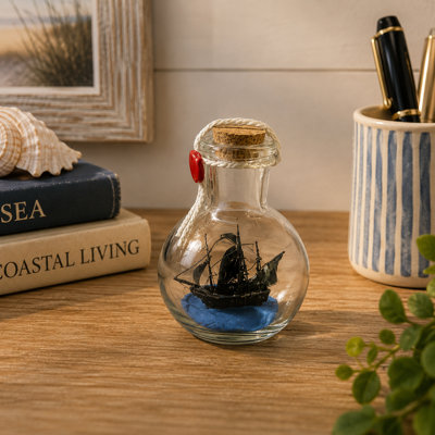 Figurine bateau pirate dans une bouteille