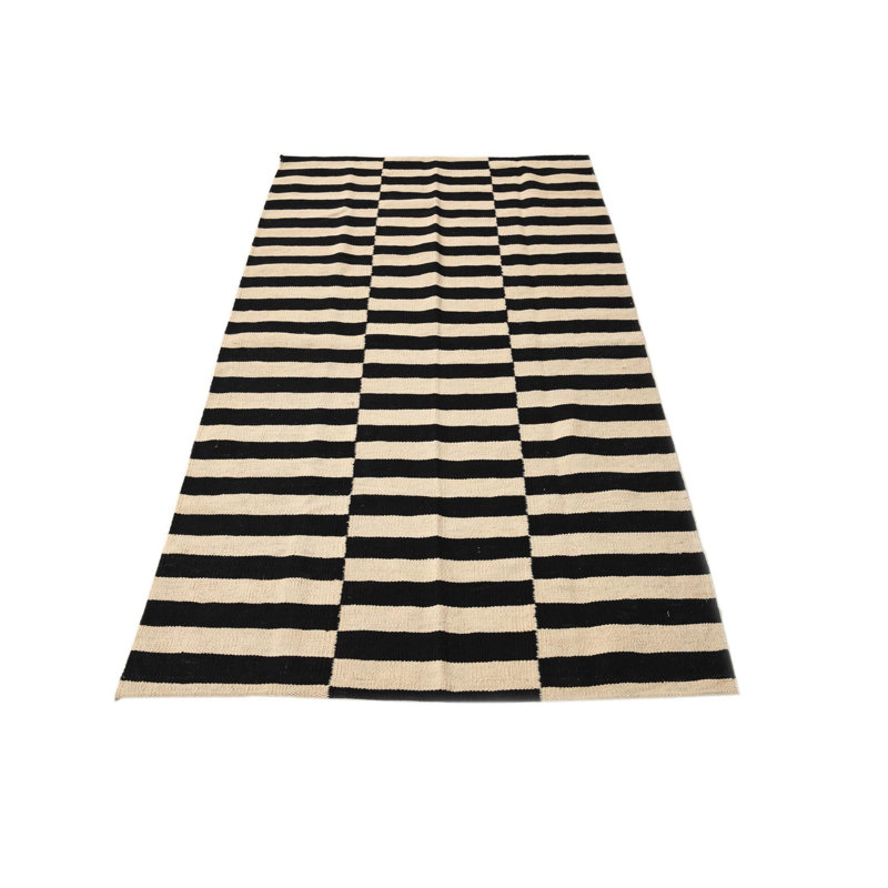 Tapis noir et blanc 3 pi 5 po x 6 pi 4 po Pinkerton