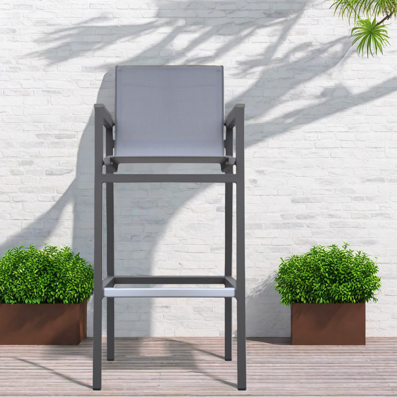 Tabourets de bar modernes en aluminium gris avec accents en bois pour recevoir