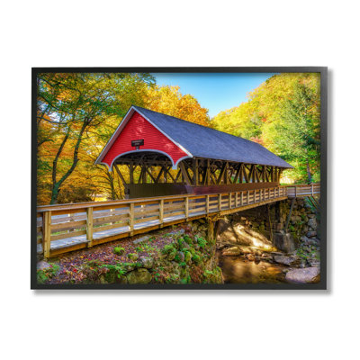 Pont couvert rouge par Woodland Creek par Rick Berk - Photographie à cadre flottant sur bois