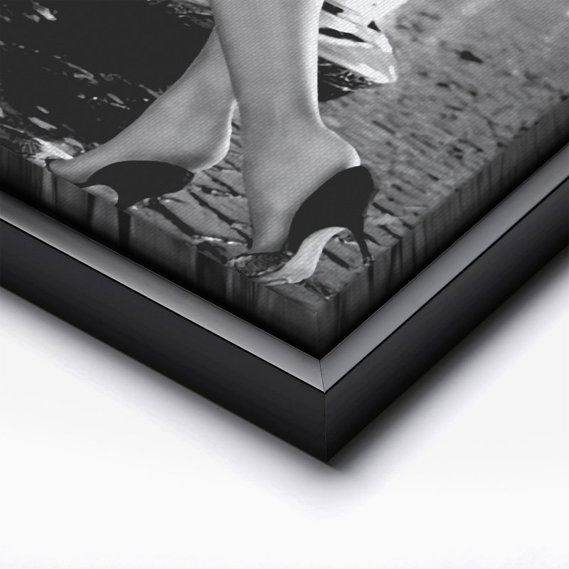 Jambes sexy sur une voiture classique, Black Framed, Canvas, 18"H x 24"W