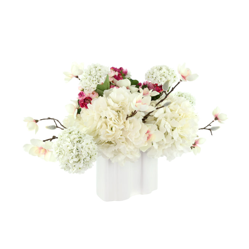 Hortensias, viburnum et magnolias disposés en pot en céramique