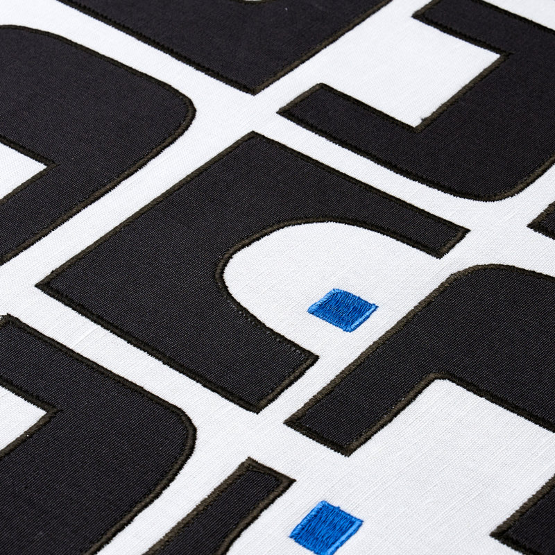 Tissu appliqué Schumacher x Hadiya Williams Den, Carbone