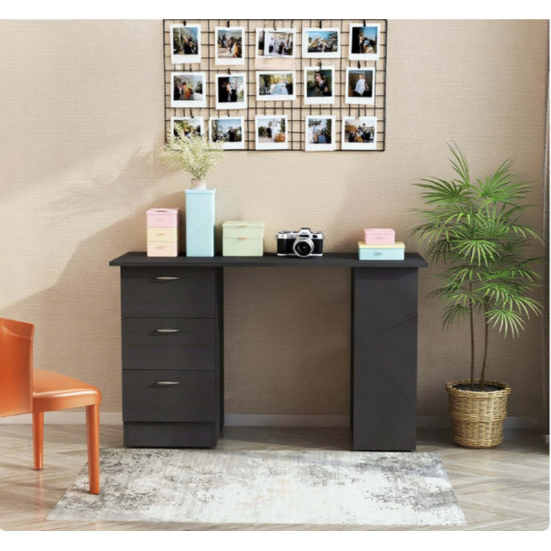 Table de travail moderne avec bureau d'ordinateur
