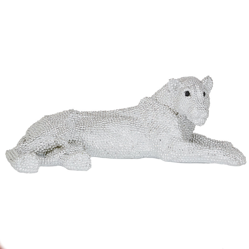 Grande panthère de repos en polystone argentée avec extérieur à losanges sculptés à facettes, 26 po x 9 po