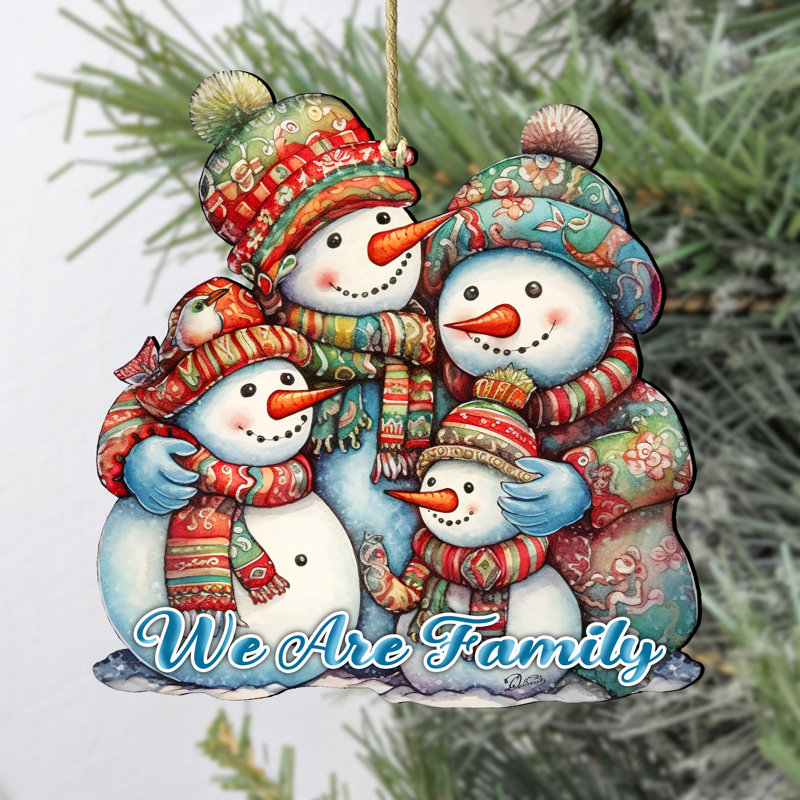 Ornement en forme de famille de bonhommes de neige en bois par G. Debrekht