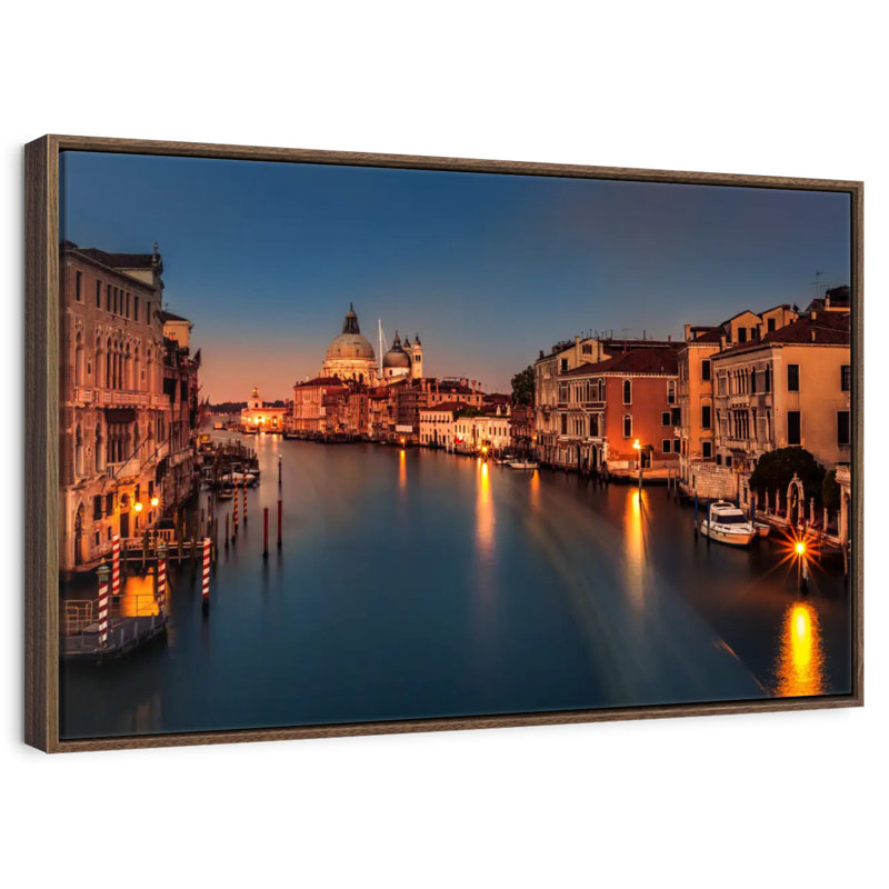 Grand canal au crépuscule, 43 po x 29 po, Cadre flottant noyer