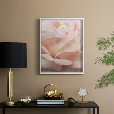 «Soft Flower Petals I», reproduction encadrée - bois massif