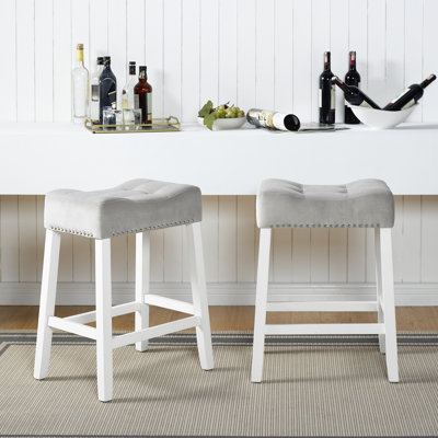 Ensemble de 2 tabourets de bar, siège en velours gris, fini blanchi, structure en bois massif.