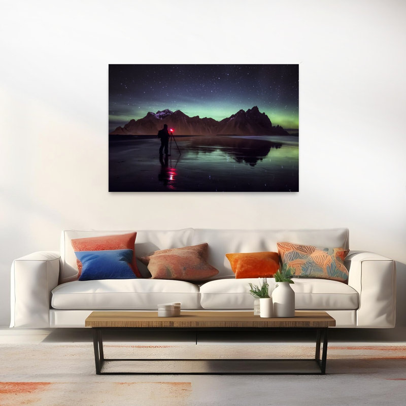Reflets des aurores boréales sur les montagnes - Impression d'art mural côtier spectaculaire, éthéré et serein, 40" H x 60" W