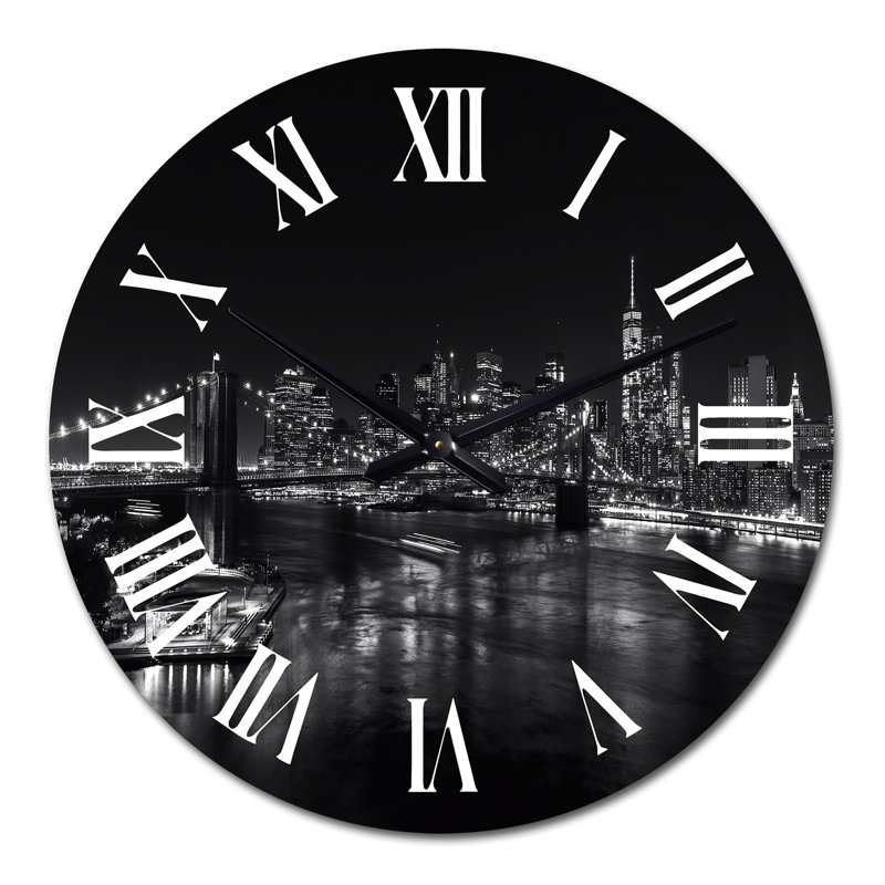 Image en noir et blanc de l'horizon de Manhattan - horloge murale Colonial, Moyen
