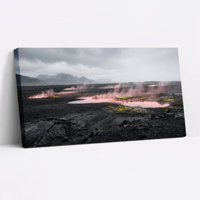 Ensemble de 1 tableau sur toile représentant un paysage volcanique