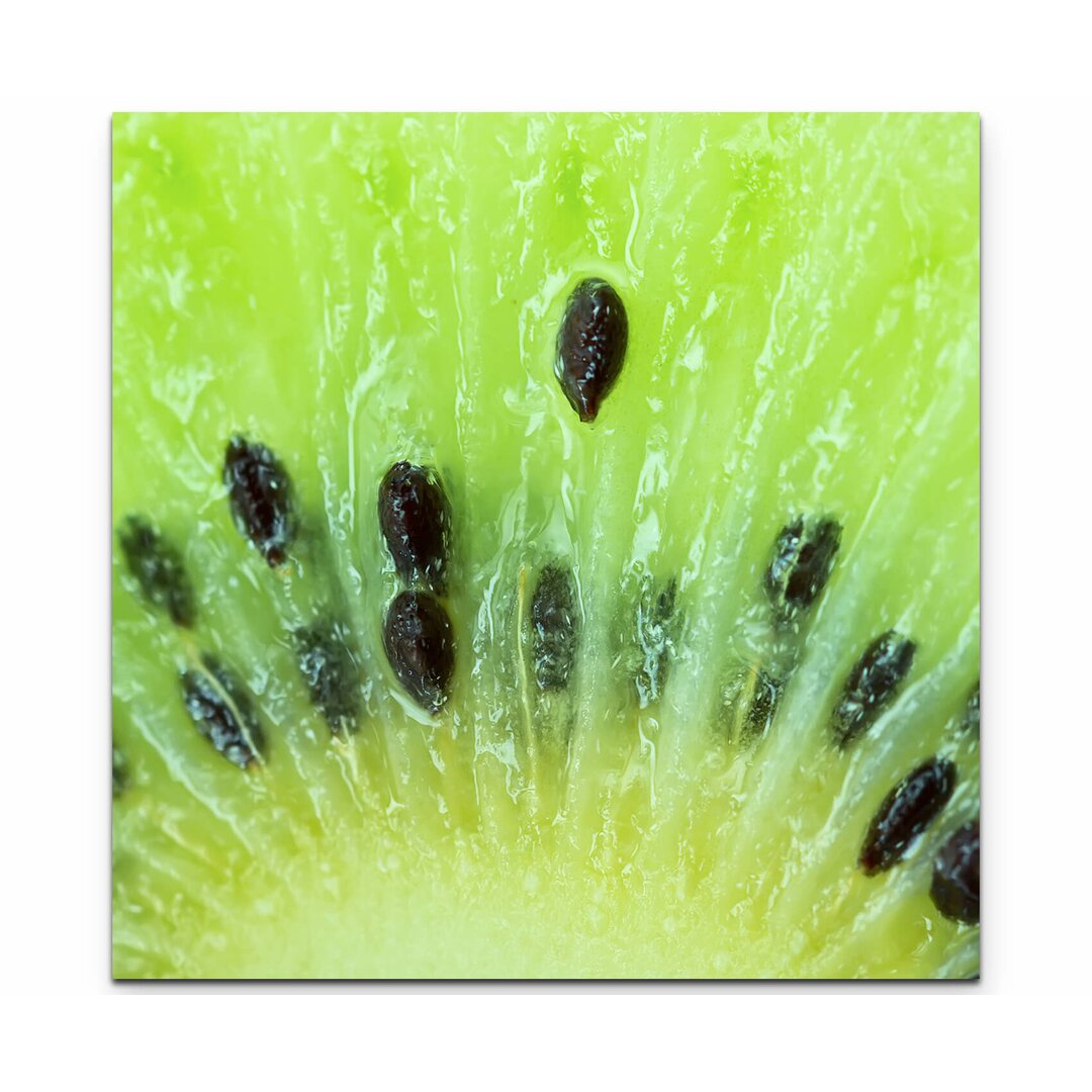 Leinwandbild Aufgeschnittene saftige Kiwi – Nahaufnahme