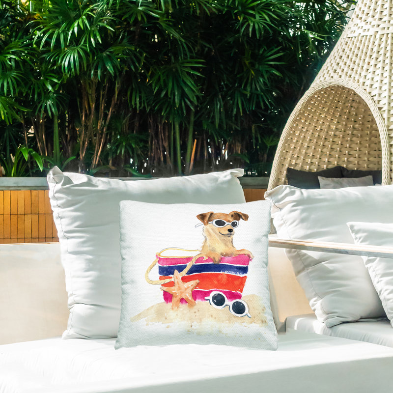 Coussin d'extérieur imprimé "Sandy Dog in Beach Bag" par Geoff Allen