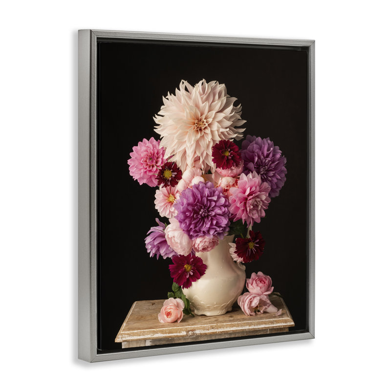 «Full Dahlias Bouquet Floater» par Leah McLean, Cadre flottant gris lustré, H 21 po x l 17 po