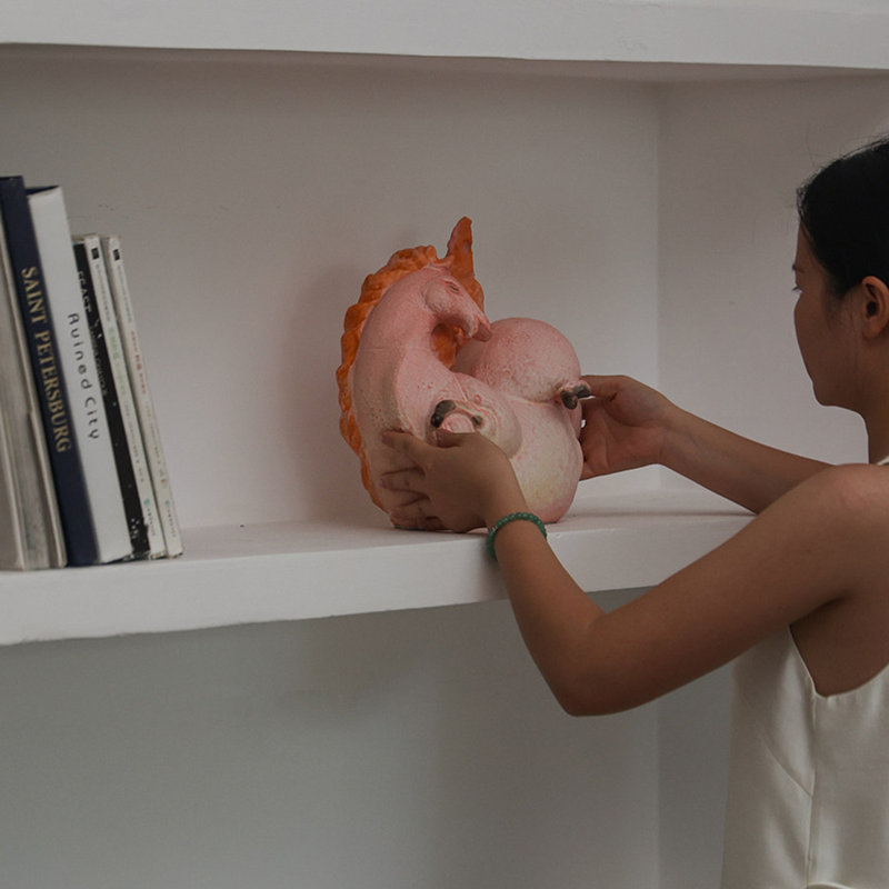 Objet décoratif en céramique en forme de cheval rose