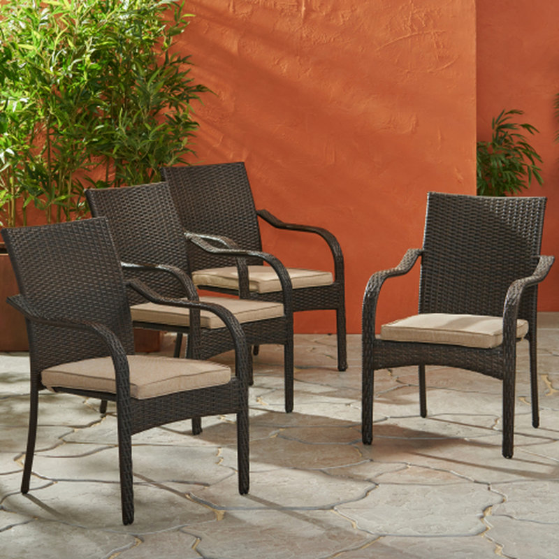 Chaises d'extérieur empilables 4 pièces, matériau principal en résine brune, structure en fer, coussins d'eau, incurvées, 24,48 pouces de profondeur, 29,06 de largeur, 35,22 de hauteur, résine, accoudoirs, haute
