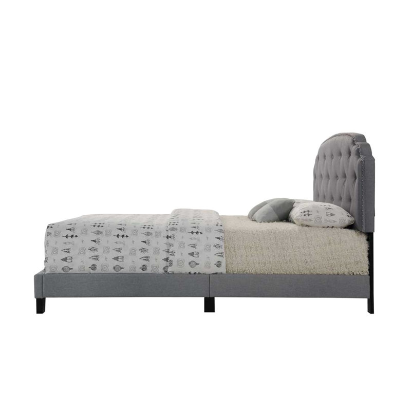 Grand lit en tissu gris avec une base élégante et discrète et une structure robuste et durable