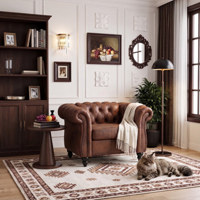 Chaise d'appoint Chesterfield 39 po en similicuir noir, capitonnée à boutons avec accoudoirs roulés, garniture cloutée et pieds en bois massif, canapé rétro pour salon, bureau, hôtel