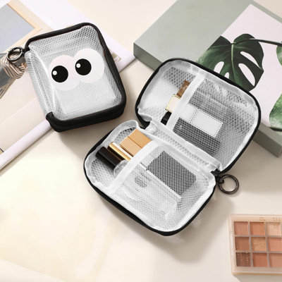 Une jolie trousse de maquillage en filet, imperméable et transparente, idéale pour ranger vos rouges à lèvres et vos petits produits de beauté lors de vos voyages.
