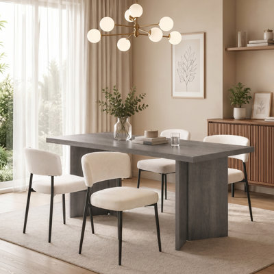 Ensemble de salle à manger rectangulaire 5 pièces Amiliana, comprenant une table et 4 chaises blanches rembourrées, un ensemble moderne et minimaliste pour la cuisine ou la salle à manger.