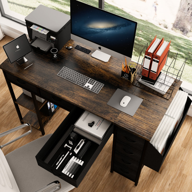 Bureau rustique brun avec électrique et tiroirs. 7 tiroirs en tissu pour l'organisation. Utilisations multiples rectangulaires modernes. Prises de table d'ordinateur stables et élégantes. Et compartiment latéral. Œuvre polyvalente