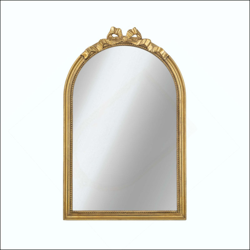 Miroir arqué de style baroque avec finition luxueuse et volutes complexes pour une décoration intérieure élégante