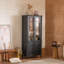 Vitrine de style Mid-Century moderne avec portes doubles, placage en bois de frêne, tablettes réglables et charnières amortissantes pour rangement de cuisine
