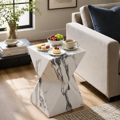 Table d'appoint géométrique moderne 18,5 pouces MGO, table d'appoint en sablier avec finition en faux marbre - résistant aux intempéries pour une utilisation intérieure et extérieure, salon, chambre à coucher et patio
