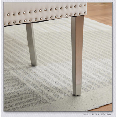 Banquette luxueuse en velours double avec capitonnage fait à la main, design moderne Mid-Century et pieds en acier plaqué pour une cuisine élégante et des sièges de salle à manger.