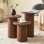 Ensemble de 3 tables basses rondes, petites tables gigognes avec base cylindrique cannelée, plateau en placage de grain de bois, brun