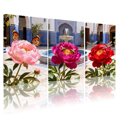 Ensemble de 3 tableaux sur toile tendue représentant des pivoines et des papillons dans une cour marocaine