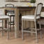 Tabouret de bar rembourré avec pieds tournés ornés et conception stationnaire