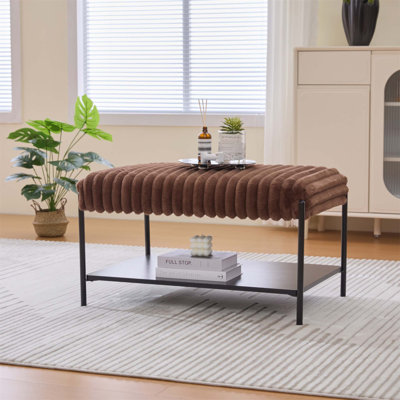 Repose-pieds rembourré en fausse fourrure de 30,7 po de largeur - table basse, repose-pieds et tabouret de rangement avec pieds en métal et tablette ouverte en bois pour le salon, la chambre à coucher ou le vestibule