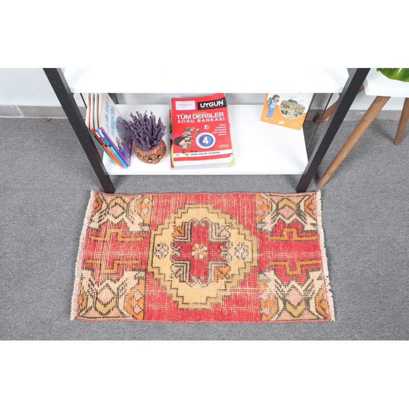 Petit tapis turc vintage en laine avec un design anatolien pour l'entrée et la salle de bain dans un style bohème dans une teinte rouge audacieuse