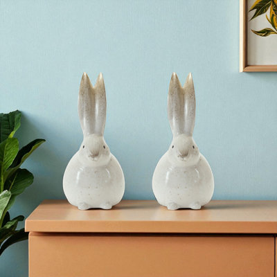 Ensemble de deux figurines de lapin blanc et brun en terre cuite