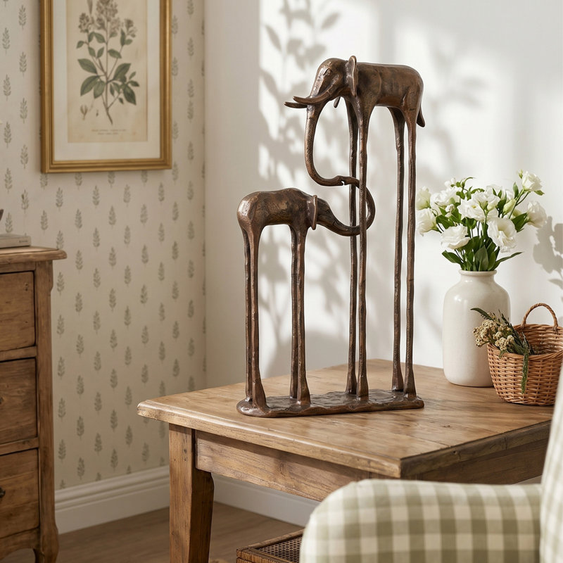 Sculpture décorative de table représentant un éléphanteau et son petit, 25,4 x 9,9 x 46 cm, en aluminium moulé avec une finition bronze antique. Décoration intérieure sur le thème de la faune sauvage.
