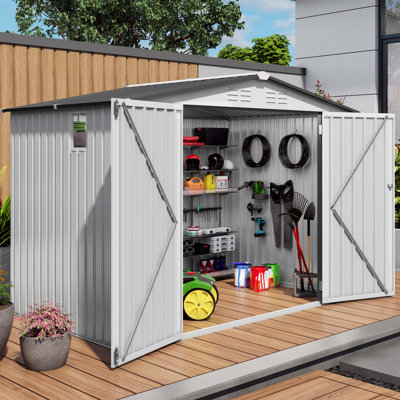 Abri de jardin en métal, 2,4 x 1,8 m, toit en pente, étanche, une fenêtre, deux portes verrouillables, blanc et gris, avec puits de lumière pour une ventilation naturelle et des trous d'aération au fond.