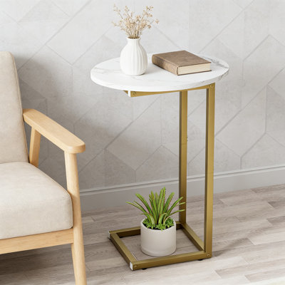 Table de bout en forme de C, table d'appoint ovale avec structure en métal et plateau en marbre pour les petits espaces, le salon, la chambre à coucher ou le chevet