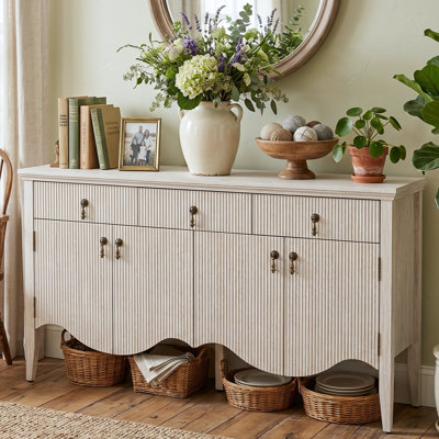 Buffet Avenall de 57 pouces avec 3 tiroirs et 4 portes, buffet cannelé rétro avec base festonnée, armoire de rangement rétro pour salle à manger, armoire d'appoint moderne organique, chêne blanc